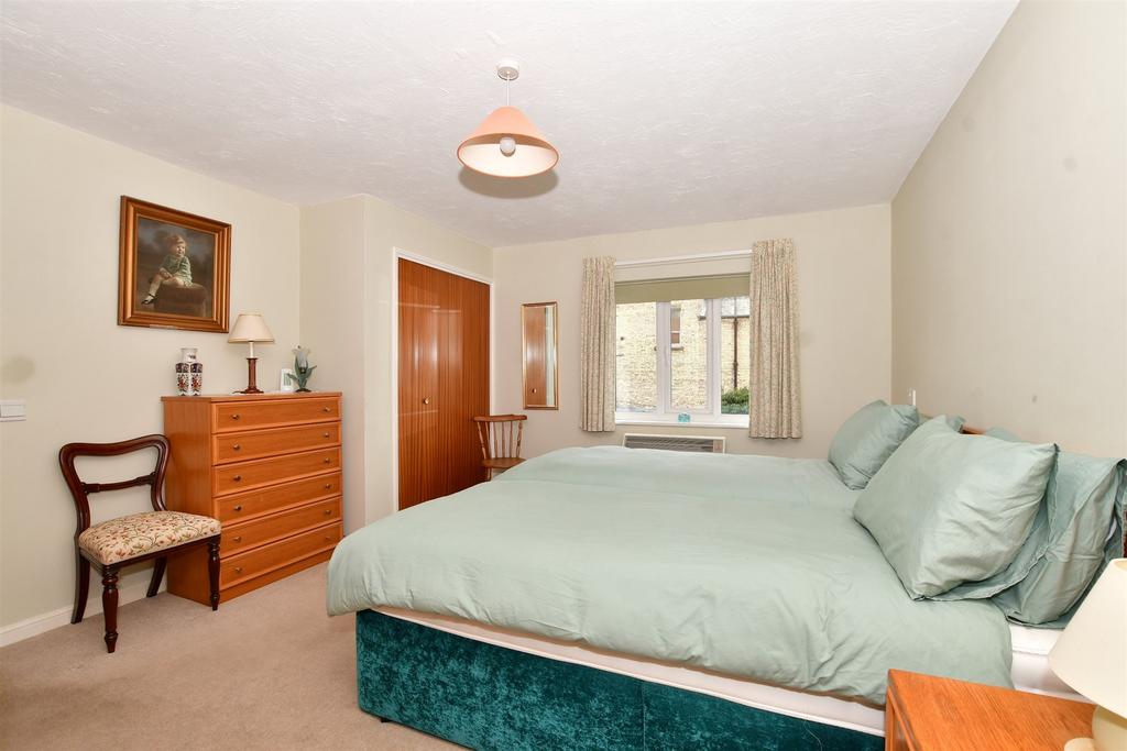 Belmont Road, Leatherhead, Surrey 2 bed flat for sale £230,000