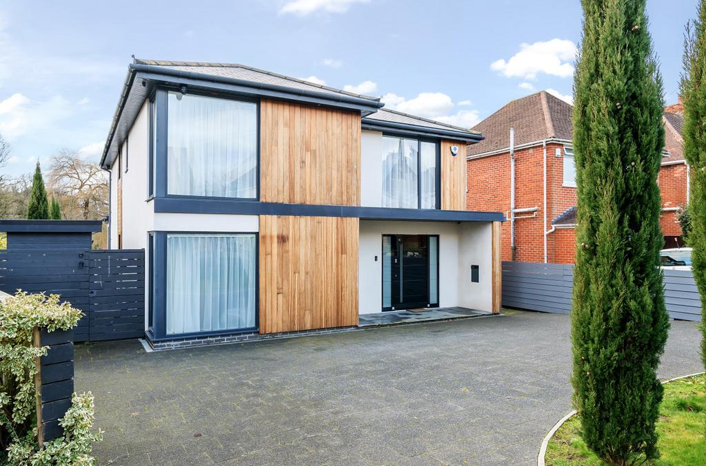 Gudge Heath Lane, Fareham, Hampshire, PO15 3 bed detached house for