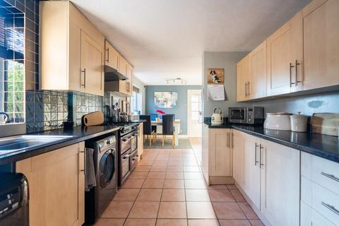 14 Heath Close, Hallow, Worcester, WR2 6LJ