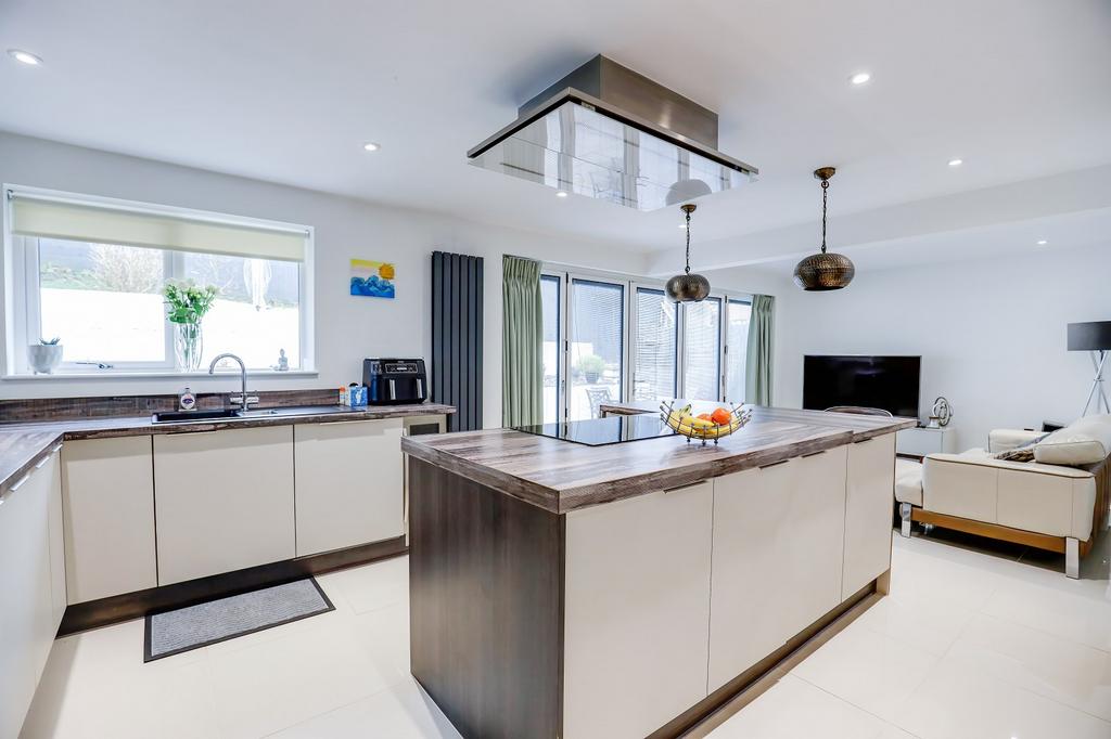 Brookfield Avenue, Barry, The Vale Of CF63 1EQ 4 bed