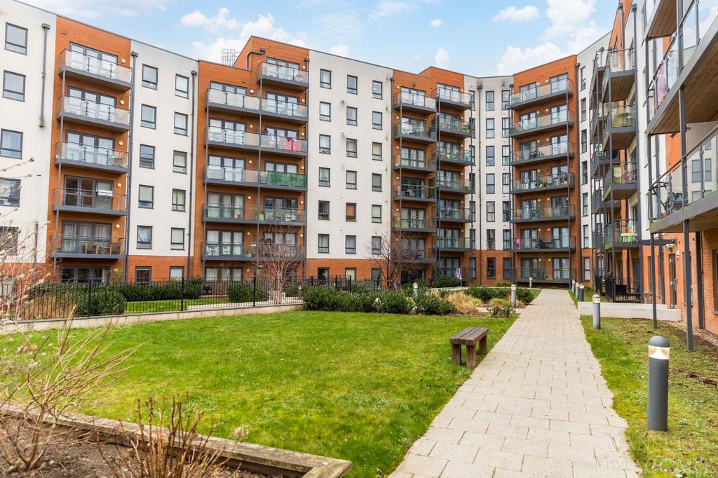 Crawley, Crawley RH11 2 bed apartment for sale - £300,000