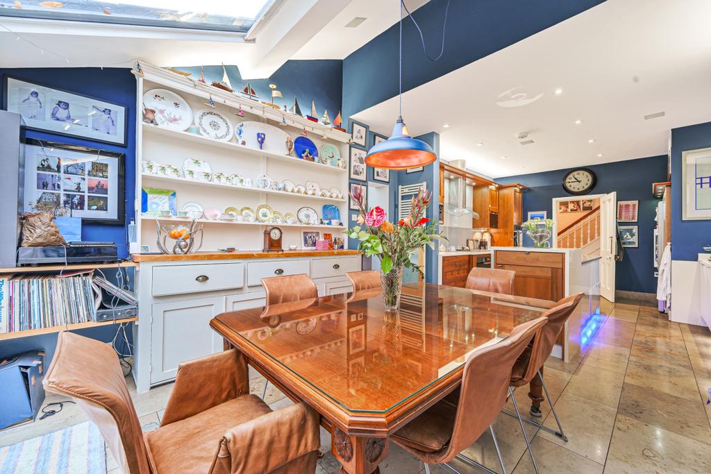 Diner to kitchen