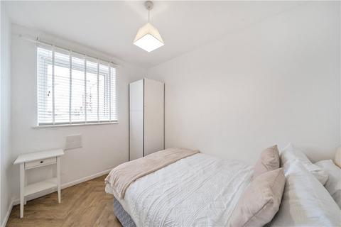25 Lawnside, London, SE3 9HR