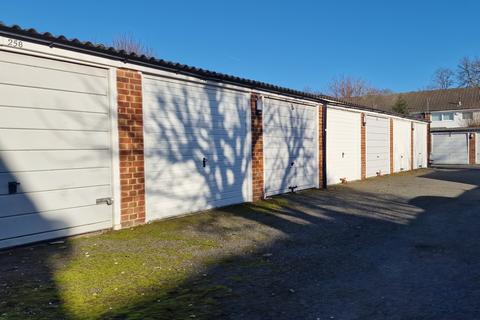 25 Lawnside, London, SE3 9HR