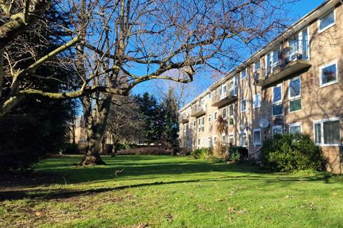 25 Lawnside, London, SE3 9HR