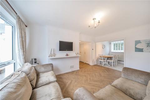 25 Lawnside, London, SE3 9HR