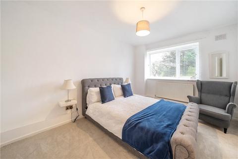25 Lawnside, London, SE3 9HR