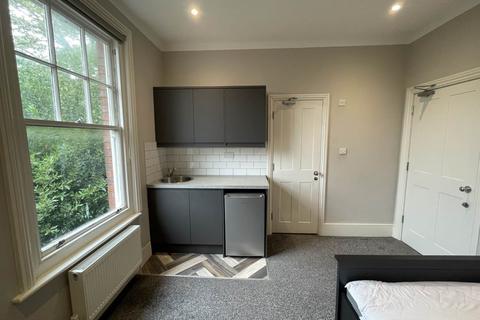 Studio to rent - St Botolph's Road, Worthing,