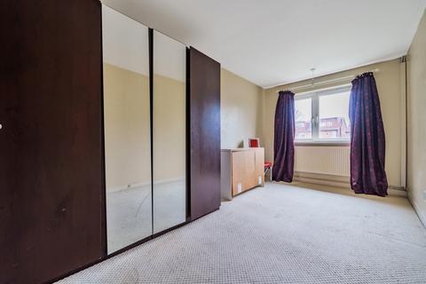 1 bedroom apartment for sale, Strongbow Crescent, London