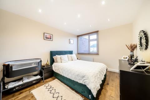 3 Mirror Path, London, SE9 4NY
