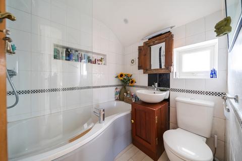 17 Ashdale Road, London, SE12 9ND