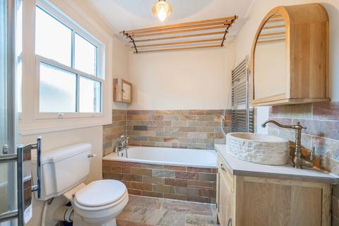 94 Effingham Road, London, SE12 8NU