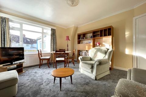 3 bedroom flat to rent, Otley Road, Far Headingley, Leeds, LS6