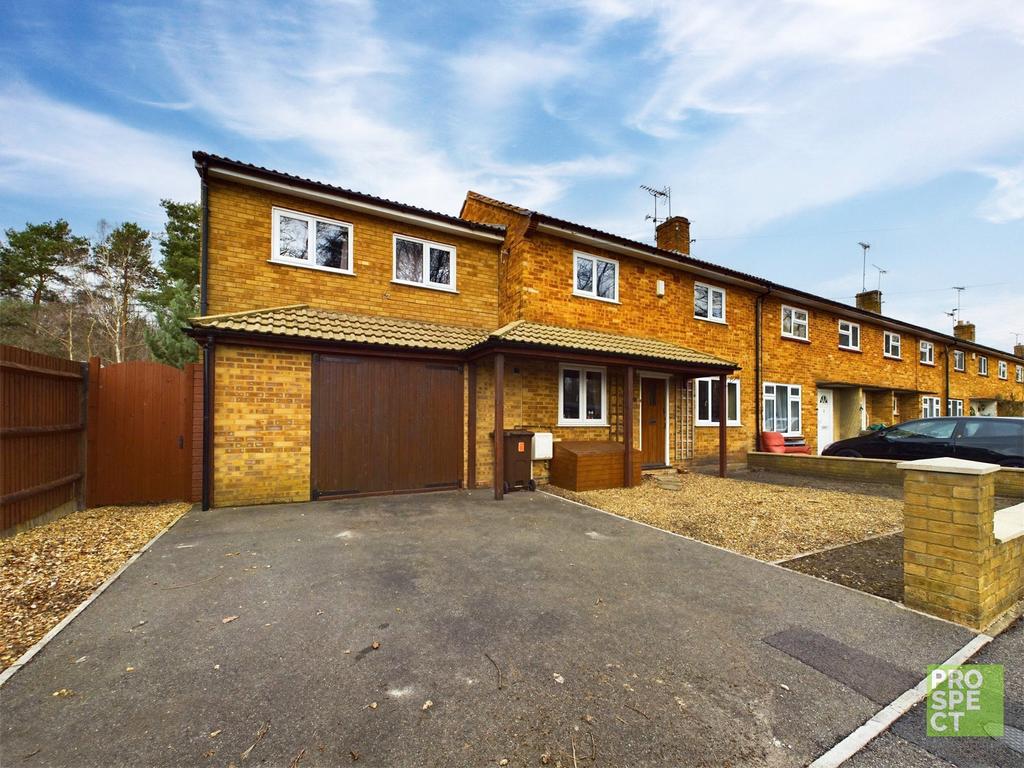 Nine Mile Ride, Wokingham, Berkshire... 3 bed end of terrace house for