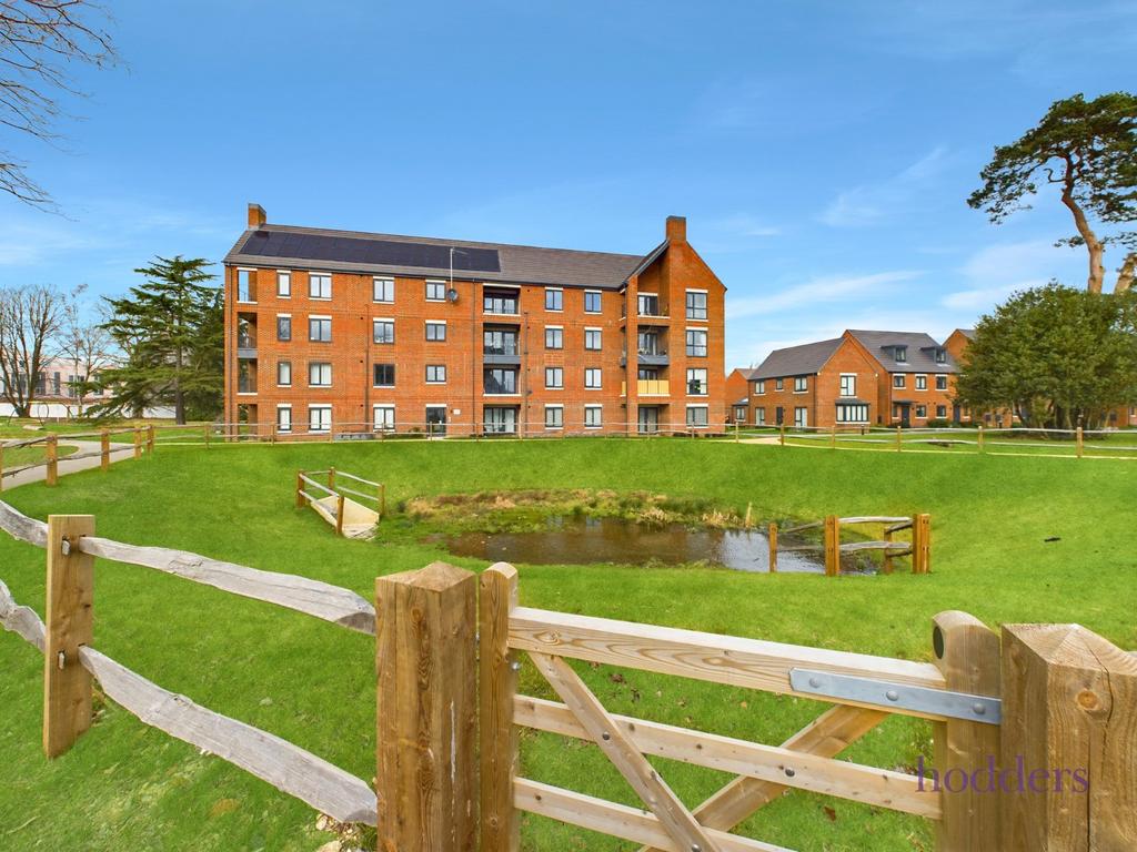 Garrett Crescent, Ottershaw... 2 bed apartment £1,750 pcm (£404 pw)
