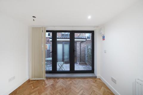 6 bedroom terraced house to rent - Brick Lane, London E2