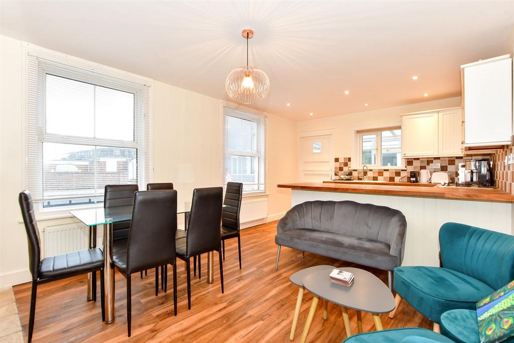 Lounge/Kitchen