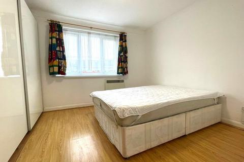 1 bedroom property to rent, Buntingbridge Road, Newbury Park