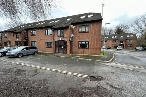 1 bedroom in a flat share to rent, Bishops Court, Andover, Andover, SP10