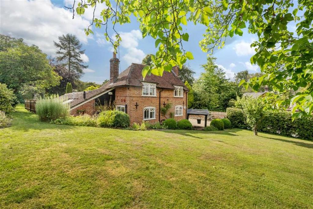 Bell Hill, Petersfield, GU32 3 bed property for sale £800,000