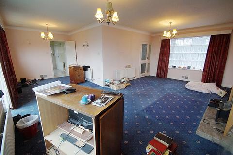 46 Burnedge Fold Road, Grasscroft, Oldham, OL4 4EE