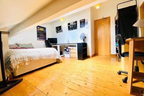 7 bedroom terraced house to rent, Whitby Road, Manchester M14