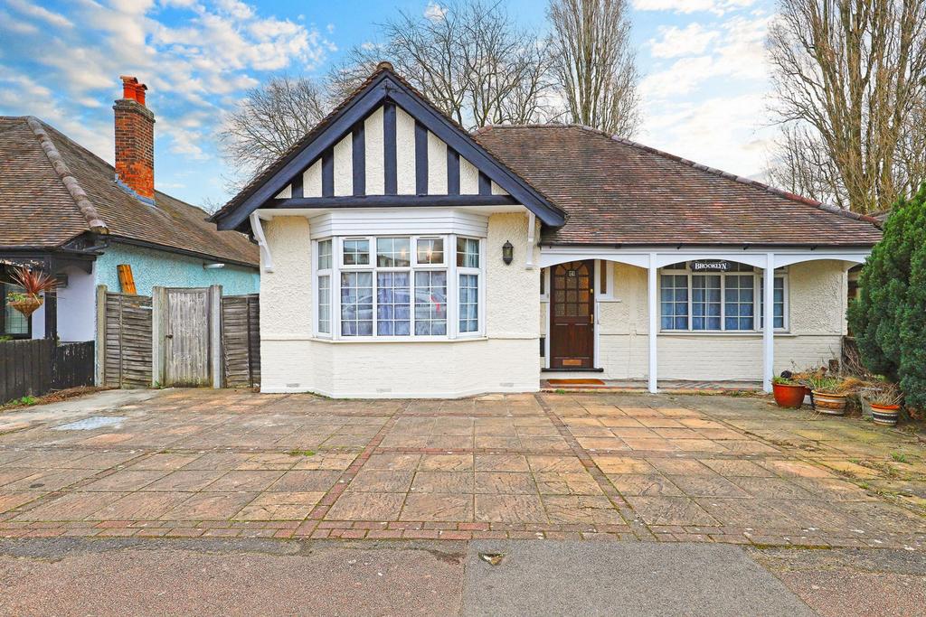 Brooklyn Avenue, Loughton, IG10 3 bed detached house for sale £800,000