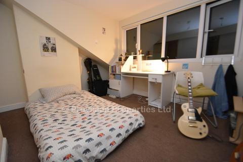 4 bedroom terraced house to rent, School View, Hyde Park LS6