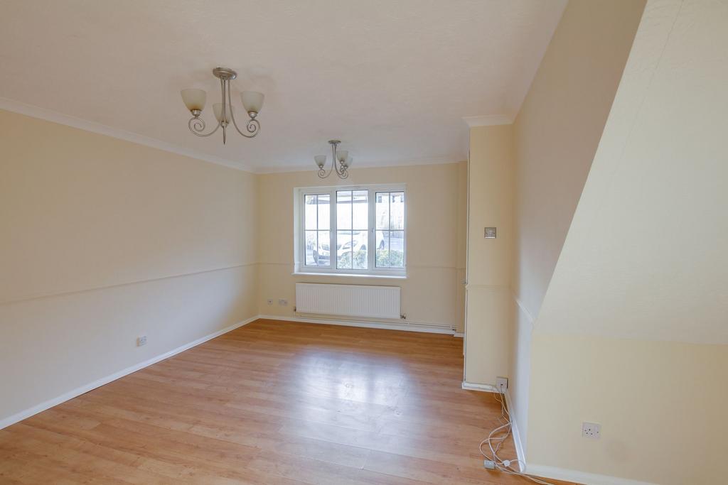 Maidenbower, Crawley RH10 3 bed terraced house to rent £1,600 pcm (£
