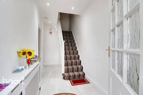 4 bedroom end of terrace house for sale - Lyndhurst Gardens, Ilford
