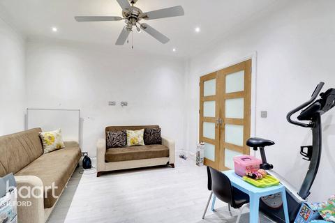 49 Lyndhurst Gardens, Ilford, IG2 7DH