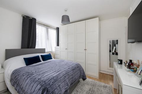 3 bedroom flat for sale, Sprewell House, Lytton Grove, London