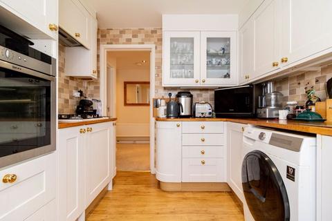 8 Furrows Place, Caterham, CR3 5EH