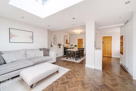88 Pettits Lane, Romford, RM1 4ER