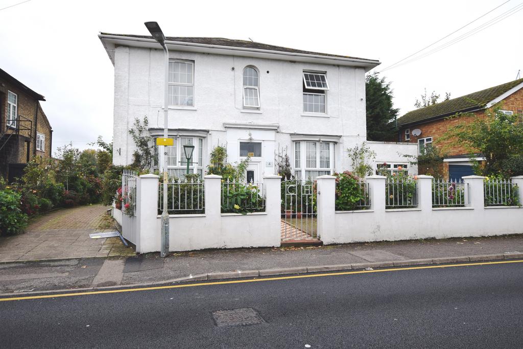 Cleveland Road, Uxbridge, Middlesex UB8 2DW 3 bed apartment to rent £