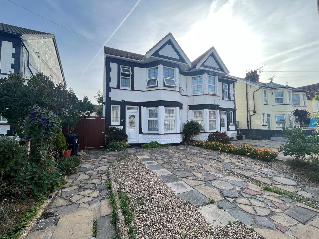 Hayes Road, ClactononSea 3 bed semidetached house £1,400 pcm (£323 pw)