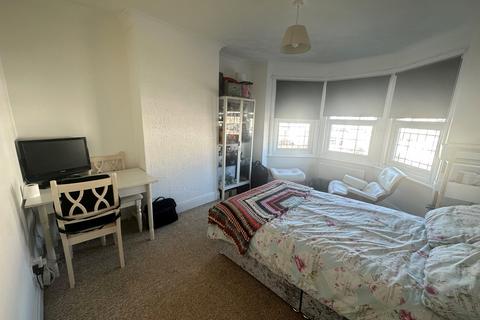 3 bedroom semi-detached house to rent, Hayes Road, Clacton-on-Sea