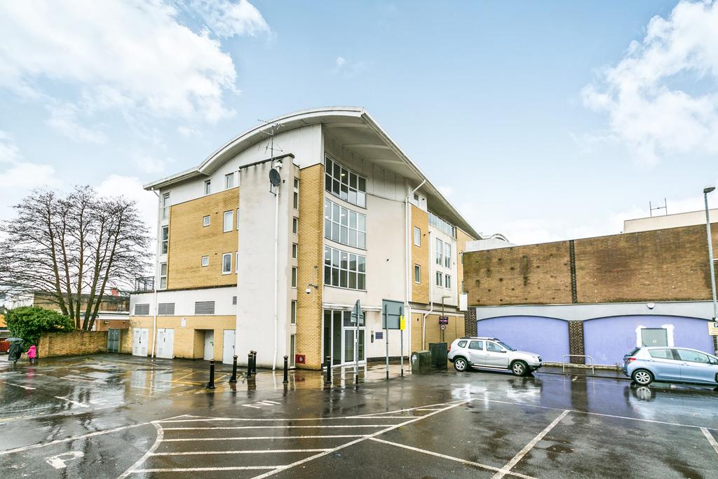 Dukes Court, Farnborough 1 bed apartment to rent £1,150 pcm (£265 pw)