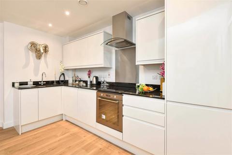 2 bedroom apartment to rent, Cromwell Road, Redhill