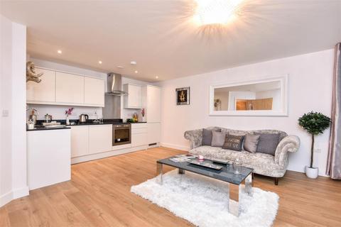 2 bedroom apartment to rent, Cromwell Road, Redhill