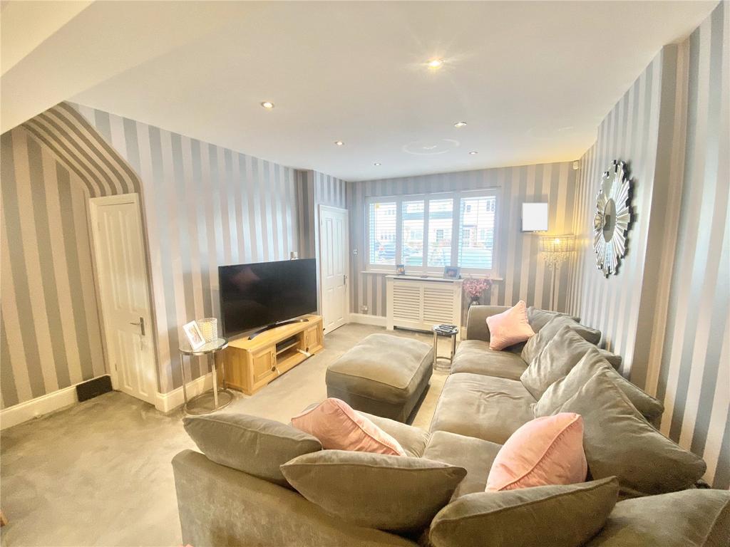 Holbeach Gardens, Sidcup, Kent, DA15 2 bed terraced house for sale £