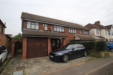 4 bedroom semi-detached house for sale, Rosedale Road, Romford,rm1