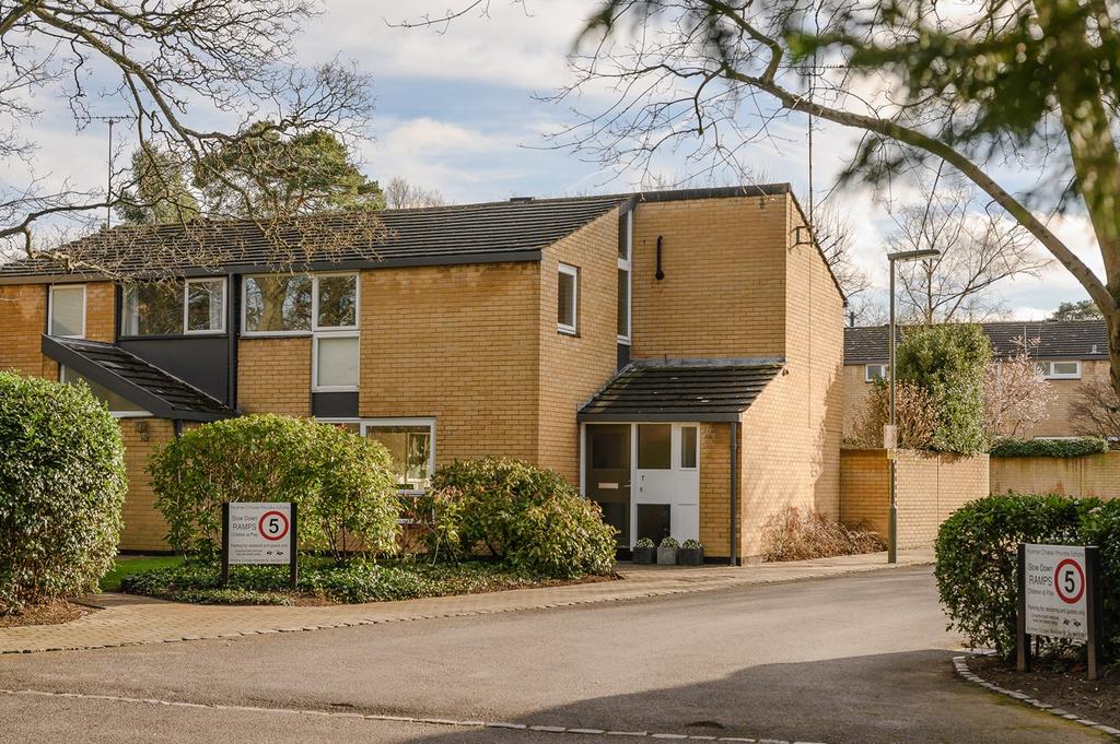 Holme Chase, Weybridge, KT13 4 bed end of terrace house £699,950