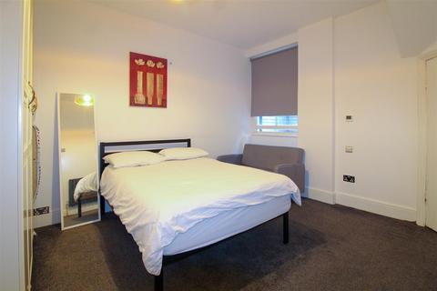 1 bedroom flat for sale, East Tenter Street, London