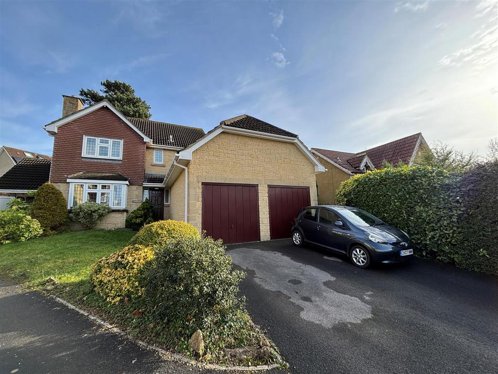 Lowden, Chippenham SN15 4 bed detached house for sale £500,000