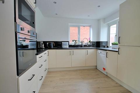 27 Collett, Tamworth, B77 2DY