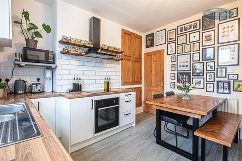 210 Lydgate Lane, Sheffield, S10 5FS