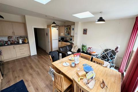 6 bedroom semi-detached house to rent - Cowley Mill Road, Uxbridge