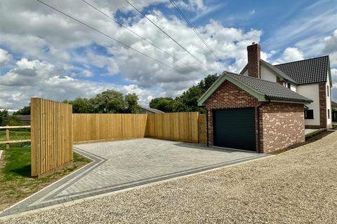 3 bedroom detached house for sale, Stowmarket Road, Ipswich IP6