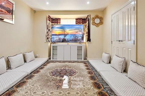 38 Kings Avenue, Hounslow, TW3 4BL